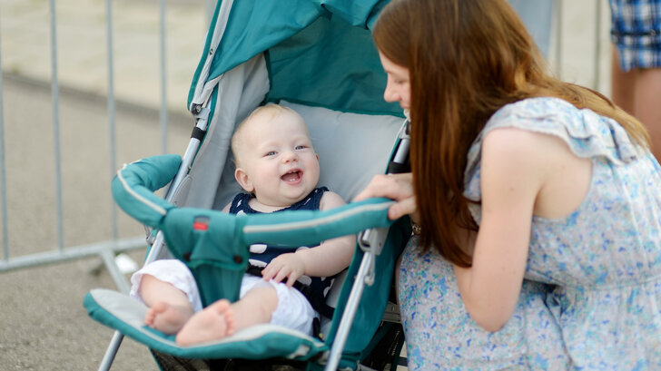 Mutter mit Kind im Kinderwagen